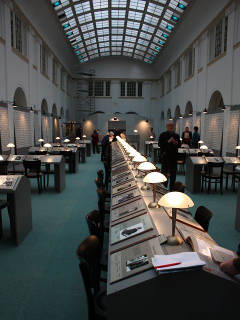 Ein langer Saal mit Tischen und Stühlen