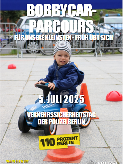 Bobbycar-Parcours für unsere Kleinsten, früh übt sich, Kind auf Bobbycar im Parcours - 5. Juli 2025 - Verkehrssicherheitstag der Polizei Berlin