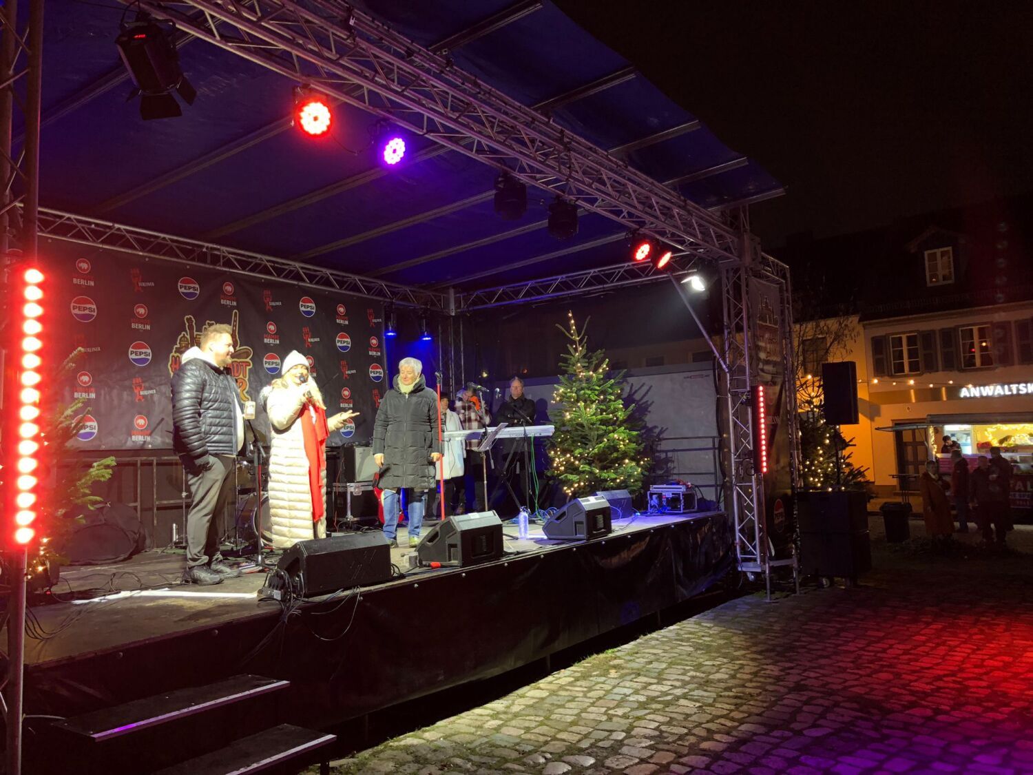 12. Dezember 2025: Königs Wusterhausens Bürgermeisterin Michaela Wiezorek (rechts) steht auf der Bühne des Weihnachtsmarktes Rede und Antwort