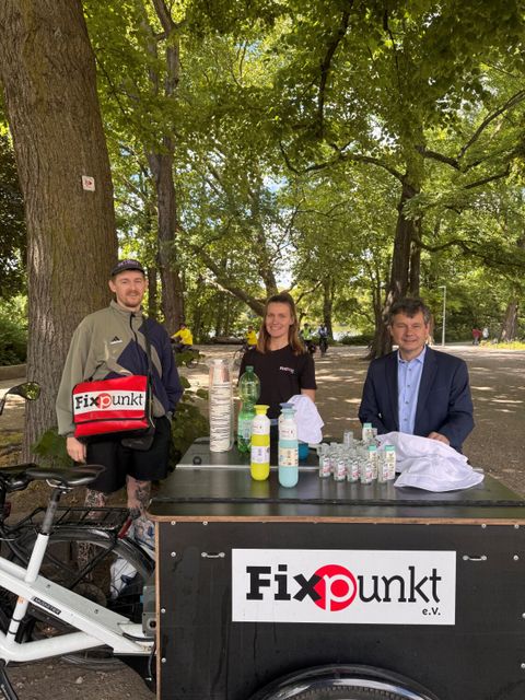 Mitarbeitende vom Fixpunkt e.V. im Gespräch mit Gesundheitsstadtrat Uwe Brockhausen. (v.l.n.r.)