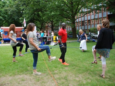 Übungsgruppe Outdoor-Flexibarkurs zur Kräftigung der Tiefenmuskulatur