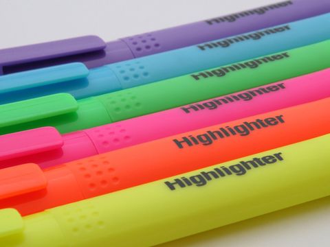 Bunte Textmarker mit Aufschrift Highlighter