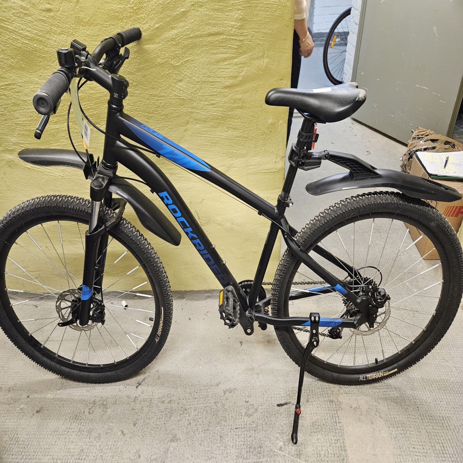 Schwarz-blaues Herrenfahrrad