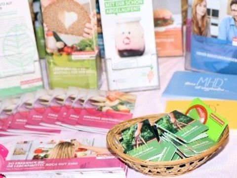 Ein Informationsstand mit verschiedenen Infobroschüren der Verbraucherzentrale Berlin