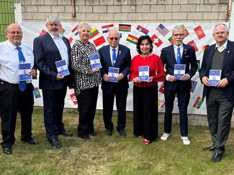 v.l.: Jubiläumsorganisator Andreas Stoehr, Detlef Trappe (Vorsitzender BVV-Sportausschuss), BVV-Vorsteherin Kerstin Köppen, Peter Hahn, Bürgermeisterin Emine Demirbüken-Wegner, Vereinsvorsitzender Reiner Rehmann sowie Bernd Schultz, Präsident des Berliner Fußballverbandes. (Bild: BA Rdf)
