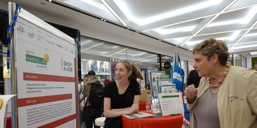 Bezirksstadrätin Korte auf der Jobmesse im Gespräch mit Anbietern
