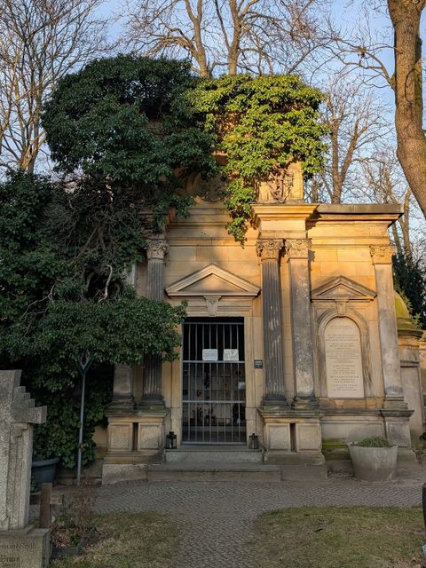 Die ehemalige Grabstätte ist heute eine Urnenhalle. Eine Gedenkplatte erinnert an Dr. Eduard Levinstein, seine Frau Marie und den Sohn Dr. Walter Levinstein. (Bild: Museen Tempelhof-Schöneberg)