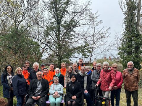 Pfarrer C. Anders_Bezirksbürgermeisterin E. Demirbüken-Wegner_hinten Initiative Waidmannslust und Team des Straßen- und Grünflächenamtes