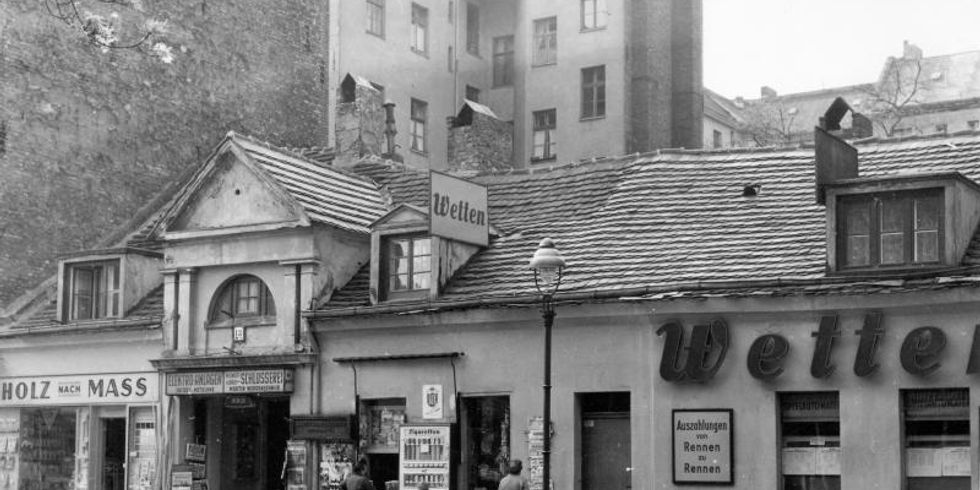 Die Fotografie zeigt das 1712 erbaute, älteste erhaltene Bürgerhaus Charlottenburgs um 1960.