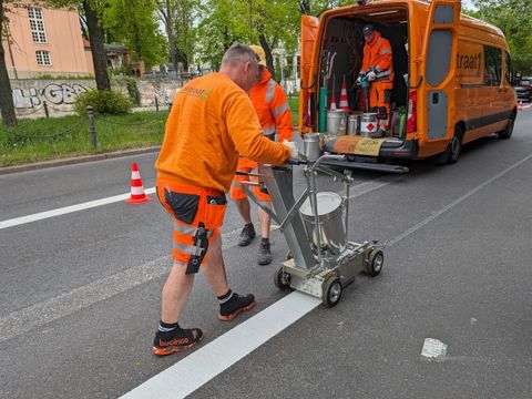 Markierung des Breitstrich, der Bus- und Fahrradspur voneinander trennt und somit dafür sorgt, dass die Verkehrsteilnehmenden in ihren sicheren, getrennten Bereichen bleiben (Bild: Ulrike Harbort)