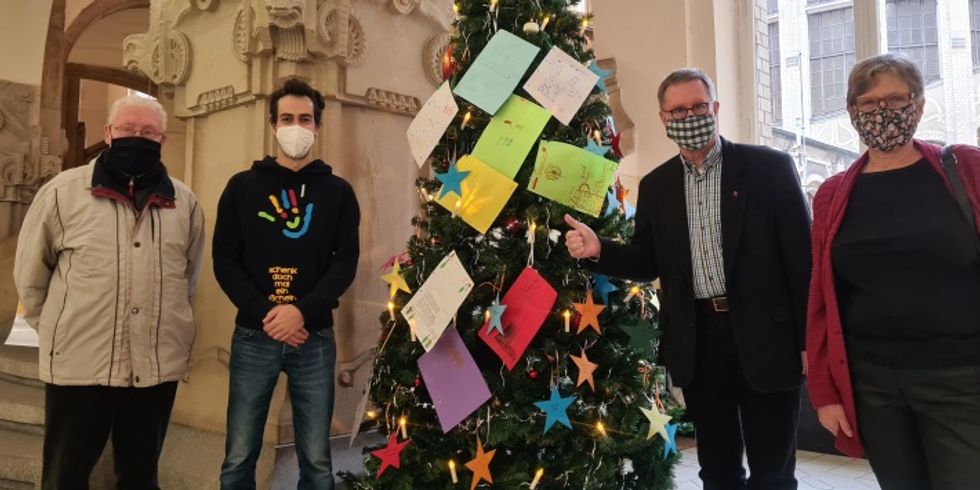 Haben wieder einen Baum für Kinderwünsche im Rathaus Charlottenburg aufgestellt: Helmut Jänike von der Kleingartenkolonie Birkenwäldchen, Jamal Gilke, stv. Vorsitzender des Vereins "Schenk doch mal ein Lächeln", Bezirksbürgermeister Reinhard Naumann und BVV- Vorsteherin Annegret Hansen