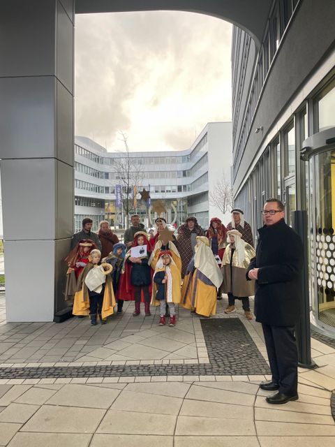 Sternsinger mit Herrn Bezirksbürgermeister Igel vor dem Dienstgebäude in Adlershof (Bild: BA Treptow-Köpenick)