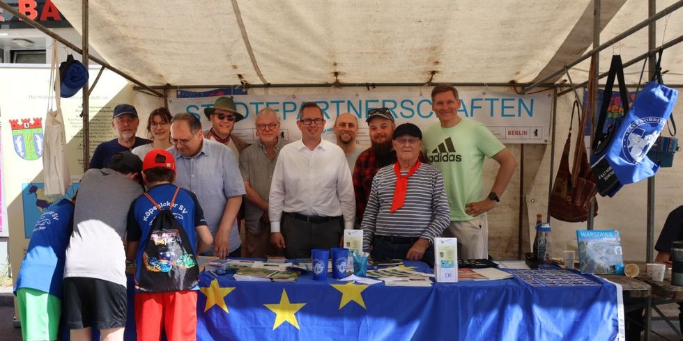 Am Stand beim Fest für Demokratie