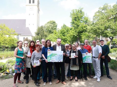 Gruppenbild mit Urban Aykal, Vertreter:innen des Bildungsbeirats der Koordinierungsstelle NUN, Judith Hübner von der Koordinierungsstelle NUN, Vertreter:innen der Initiativen MarkusGarten, Verein Klimafreundliches Stadtparkviertel Steglitz sowie Bürgerinnen und Bürger (Bild: Bezirksamt Steglitz-Zehlendorf)