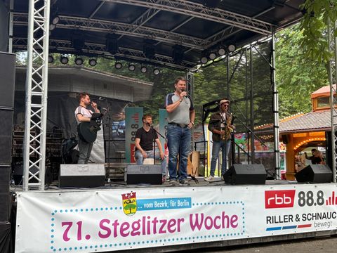 31. Mai 2025: Conferencier Gernot Mann (Bezirksamt) kündigt den Auftritt der Band "Jambed" an