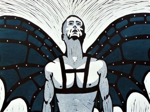 In der Mitte des Bildes steht ein in den Himmel blickender Mann. Er hat technisch wirkende Flügel mit Gurten am nackten Oberkörper befestigt. Es ist ein farbig gestalteter Linolschnitt.