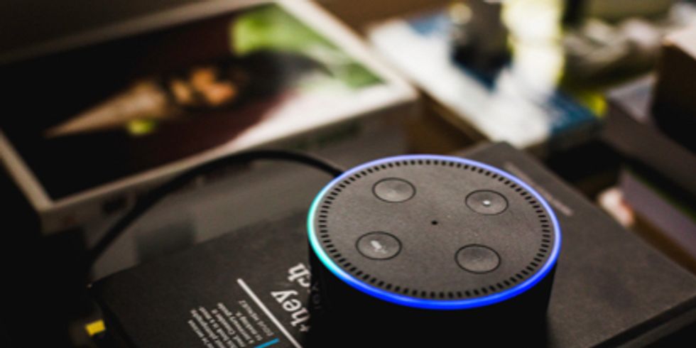 Eine Google-Sprachbox liegt auf einem Buch