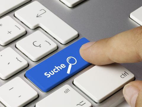 Mit dem Zeigefinger wird auf die Taste "Suche" auf einer PC-Tastatur gezeigt