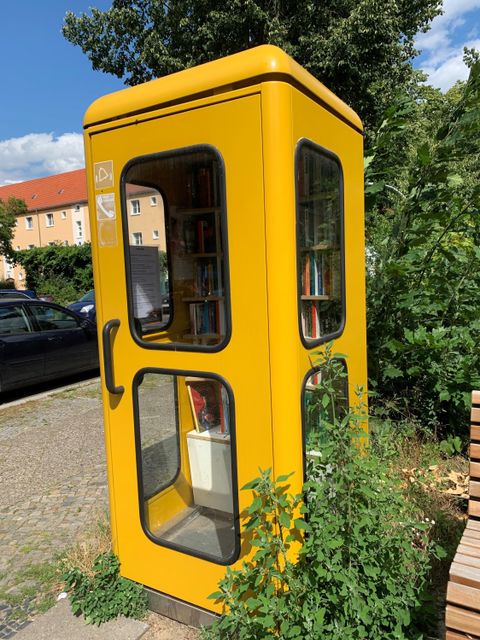Bücherbox Telefonzelle vor dem meredo (Bild: BA Reinickendorf)