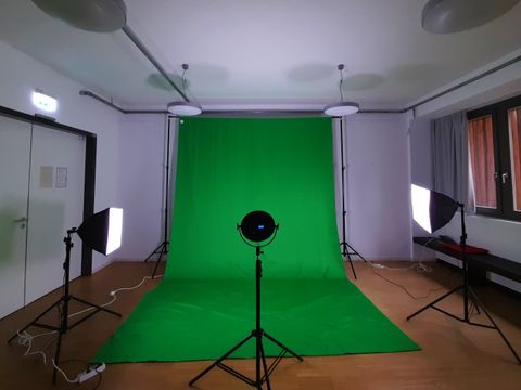 Aufnahme eines Greenscreen-Studios ind er Bibliothek