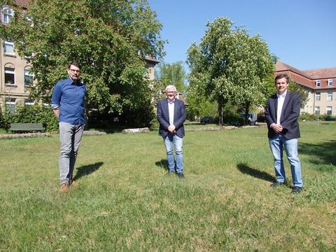 v.l.n.r.: Patrick Larscheid (Amtsarzt Gesundheitsamt Reinickendorf), Burkhardt Ruppert (Stellvertretender Vorstandsvorsitzender der Kassenärztlichen Vereinigung Berlin), Uwe Brockhausen (Gesundheitsstadtrat Bezirksamt Reinickendorf) (Bild: BA Reinickendorf)