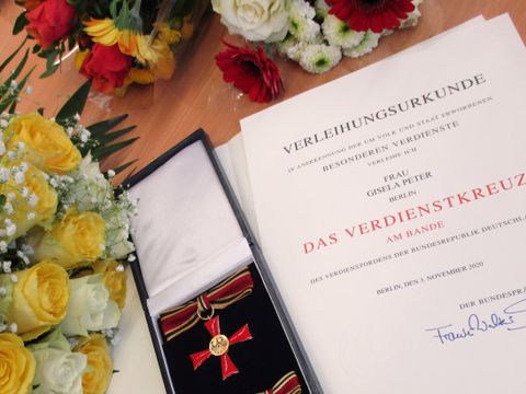 Überreichung Ordensinsignien und Verleihungsurkunde Frau Gisela Peter