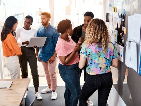 Menschen unterschiedlicher ethnischer Herkunft diskutieren