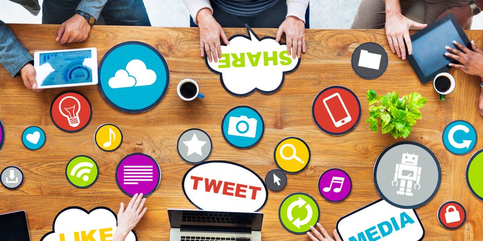 Menschen diskutieren über soziale Medien