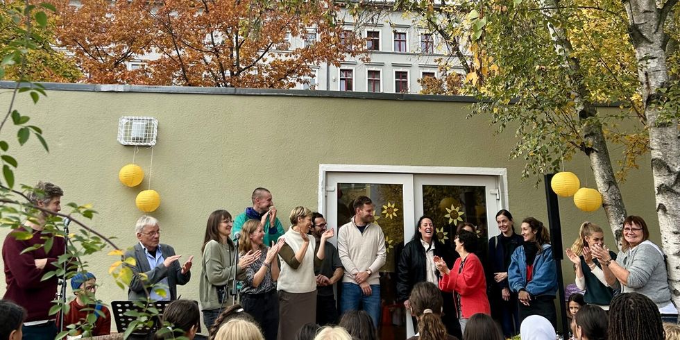 Eltern, Mitglieder des Fördervereins sowie Mitarbeitende aus Bezirks- und Senatsverwaltung bei der Eröffnung des Cafés.