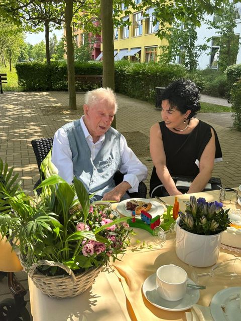 Jubilar Werner Weierke im Gespräch mit der Bürgermeisterin. (Bild: BA Reinickendorf)