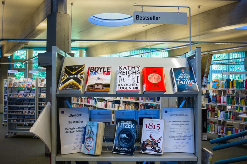 Bezirkszentralbibliothek - Bestseller-Regal