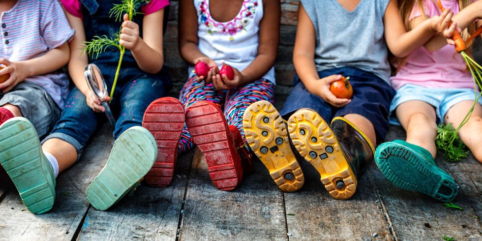 Kinderfüße nach Garteneinsatz