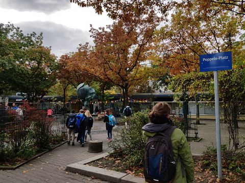 Der bis jetzt namenlose Platz ist Spielplatz, Aufenthalts- und Erholungsort mitten im Rollberg-Kiez. (Bild: Claudia Wasow-Kania)