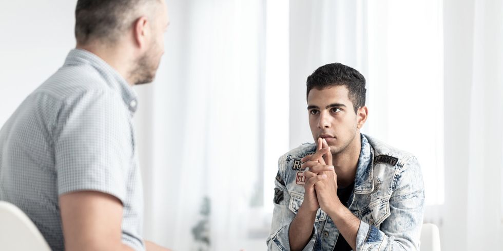 Junger Spanier im Gespräch mit einem Psychologen über seine Zukunftspläne
