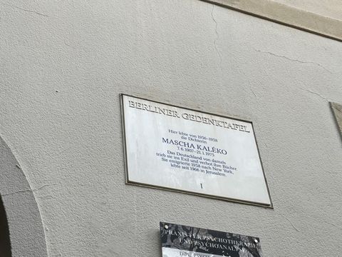 249. Kiezspaziergang - Bleibtreustraße 10-Gedenktafel für Mascha Kaléko