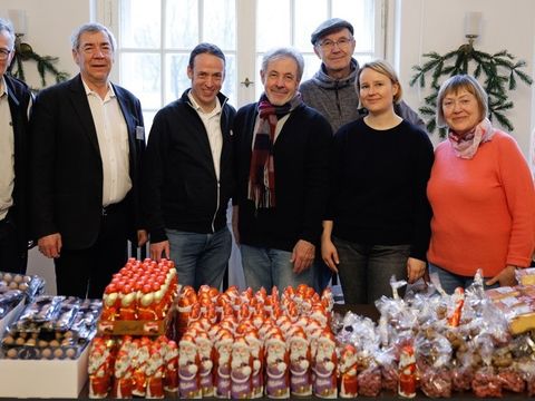 Die Seniorenvertretung Friedrichshain-Kreuzberg e.V. und freiwillige Helfer*innen vor dem Packen der Weihnachtstaschen