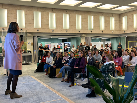 Eine Rednerin spricht vor dem Publikum bei der RIN Berlin Matchingveranstaltung September 2024