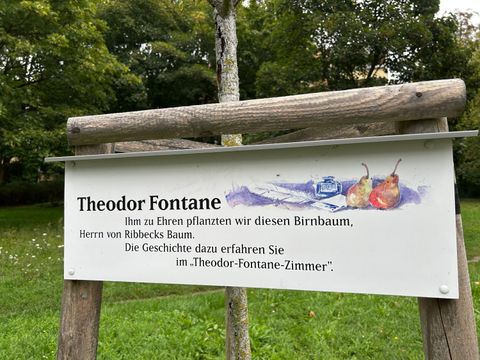 Zu Ehren von Fontane pflanzten Anwohnerinnen und Anwohner einen Birnbaum. Ein Schild erinnert daran.