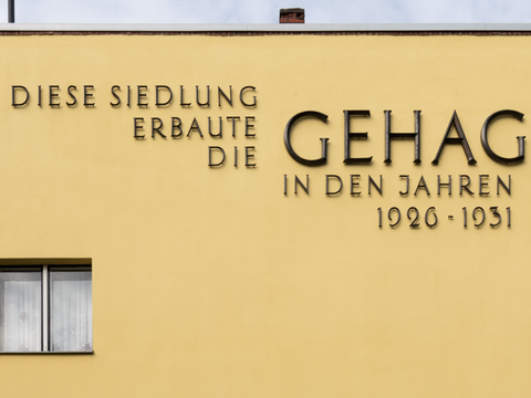 Schriftzug der GEHAG Riemeisterstraße 131 (Bild: Landesdenkmalamt Berlin, Anne Herdin)