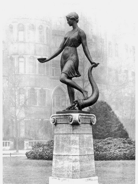 „Flora" Steinplatz, Bronzeplastik, geschaffen von Fritz Klimsch 1920 bis 1921, aufgestellt 1921