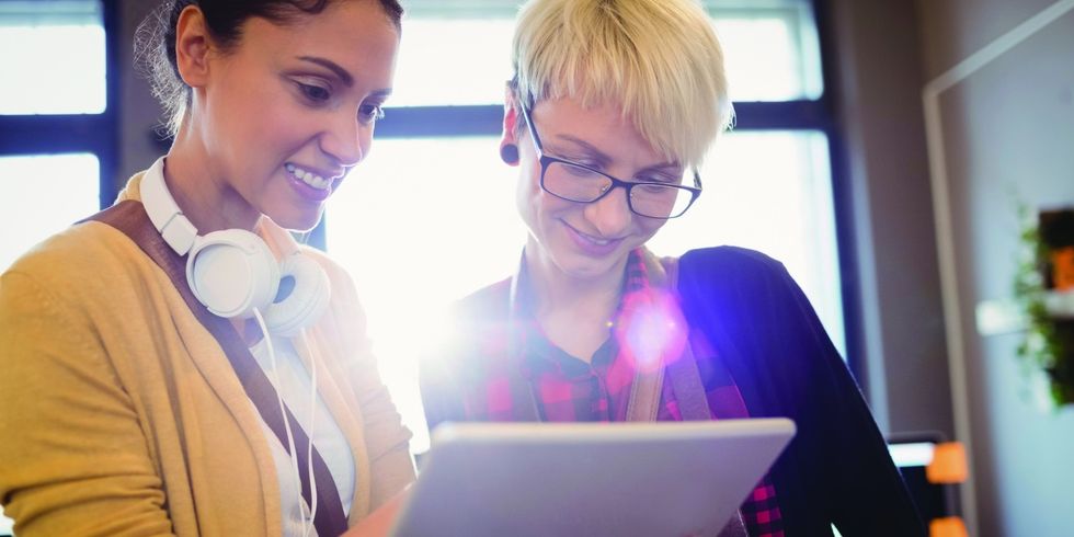 Zwei Frauen blicken auf einen Tabletcomputer