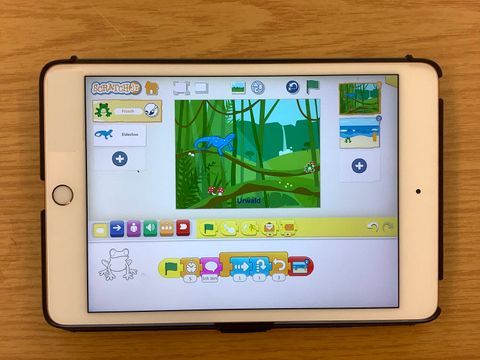 Tablet mit geöffnetem Programm Scratch Jr