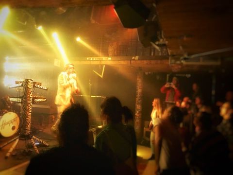 Der Künstler „Gutlauninger“ (Bild: Tim Marzahn)