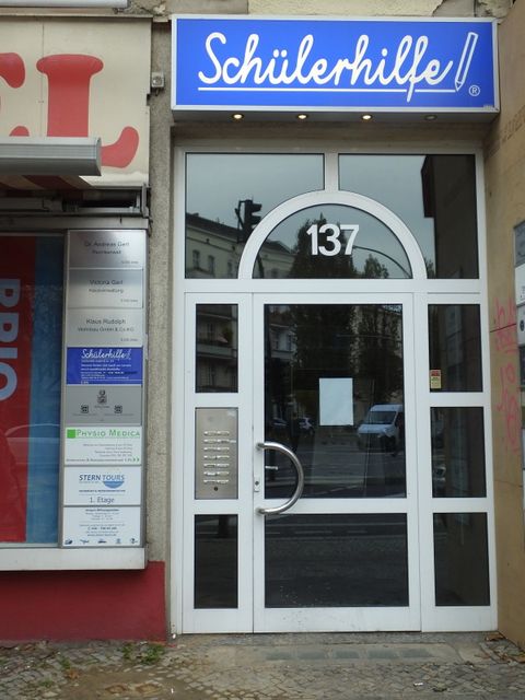 Hausansicht Uhlandstr. 137 (Bild: Stolpersteine-Initiative CW, Hupka)