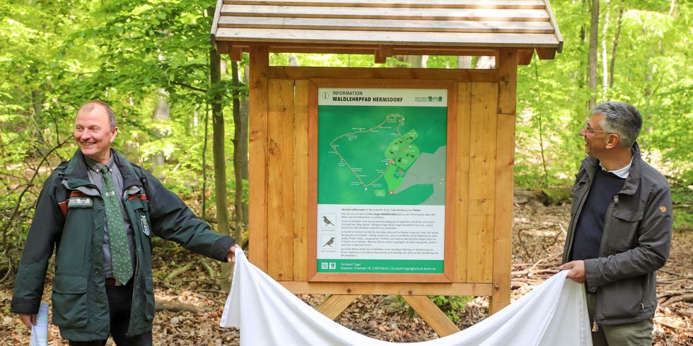 Eröffnung des modernisierten Waldlehrpfades Hermsdorf mit Staatssekretär Stefan Tidow und Gunnar Heyne, Leiter der Berliner Forsten (links)