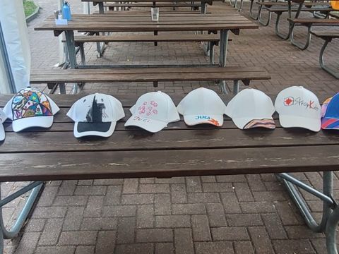durch-jugi-kids-auf-schwanenwerder-bemalte-caps.jpeg