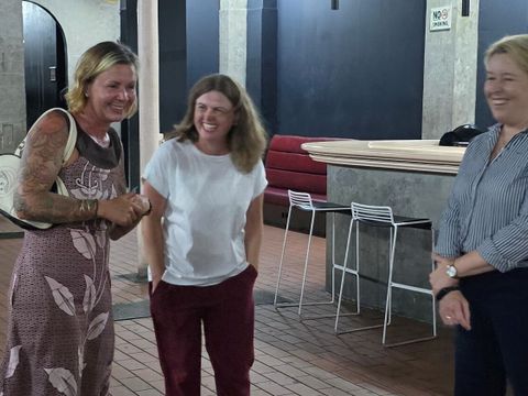 Pamela Schobeß, seit 2010 Club-Betreiberin in Kreuzberg, Bezirksbürgermeisterin Clara Herrmann und Wirtschaftsenatorin Fransziska Giffey in guter Stimmung