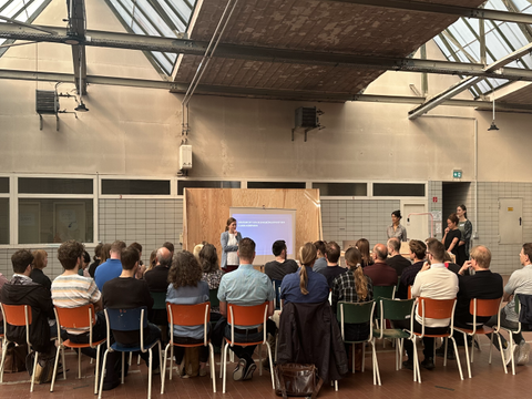 Mehr als 50 Mitarbeiter*innen aus verschiedenen Fachämtern des Bezirks und der Senatsverwaltung sowie weitere Expert*innen nahmen am Workshop teil