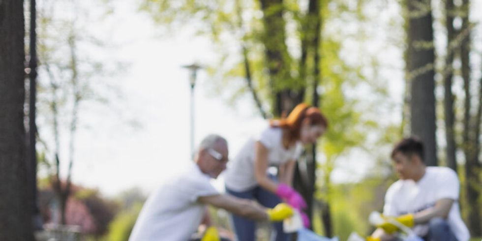 Jugendliche sammeln Müll im Park