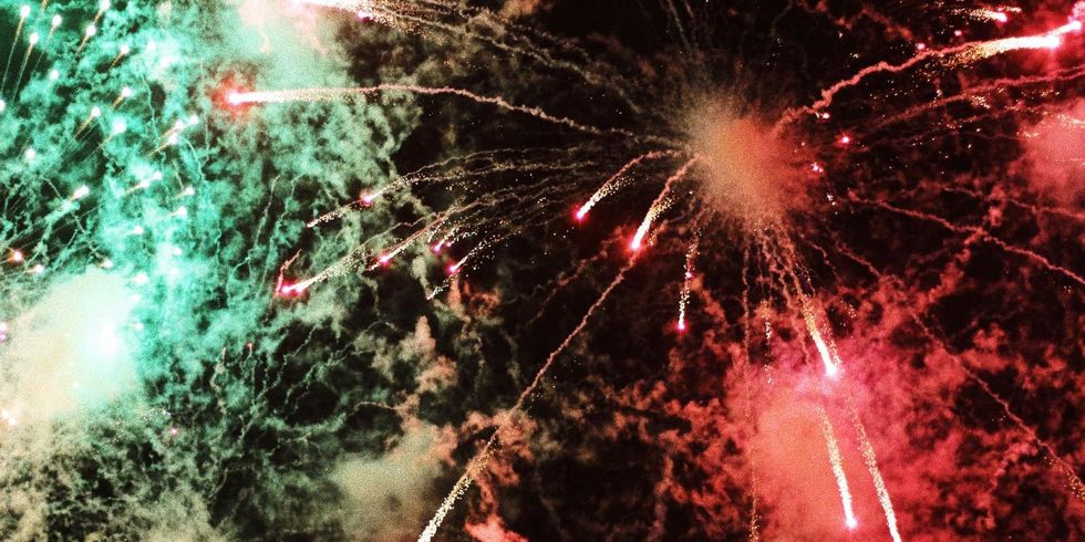 Silvesterfeuerwerk am Himmel bei Nacht.